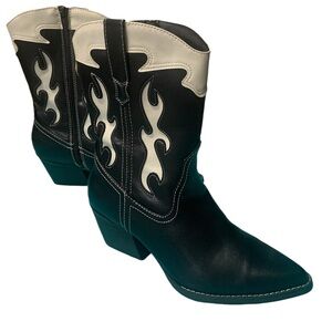 Universal Threads Boots